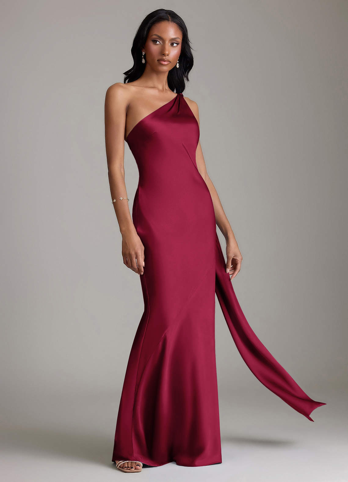 Azazie Juniper Vestidos de damas de honor Vestido de Borgoña de Satén Elástico de Corte Sirena con Hombro unilateral image4