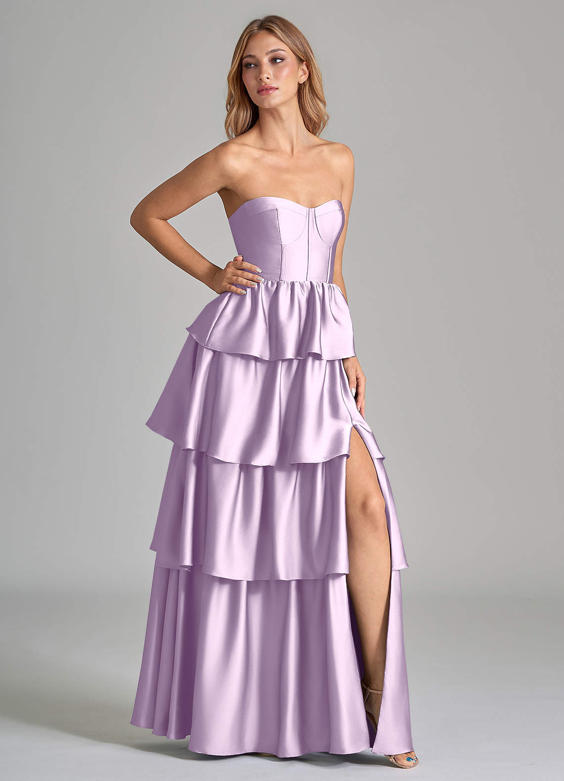 Azazie Faye Robes de demoiselle d'honneur Robe Trapèze en Satin extensible Rayé Frostiges Flieder image1