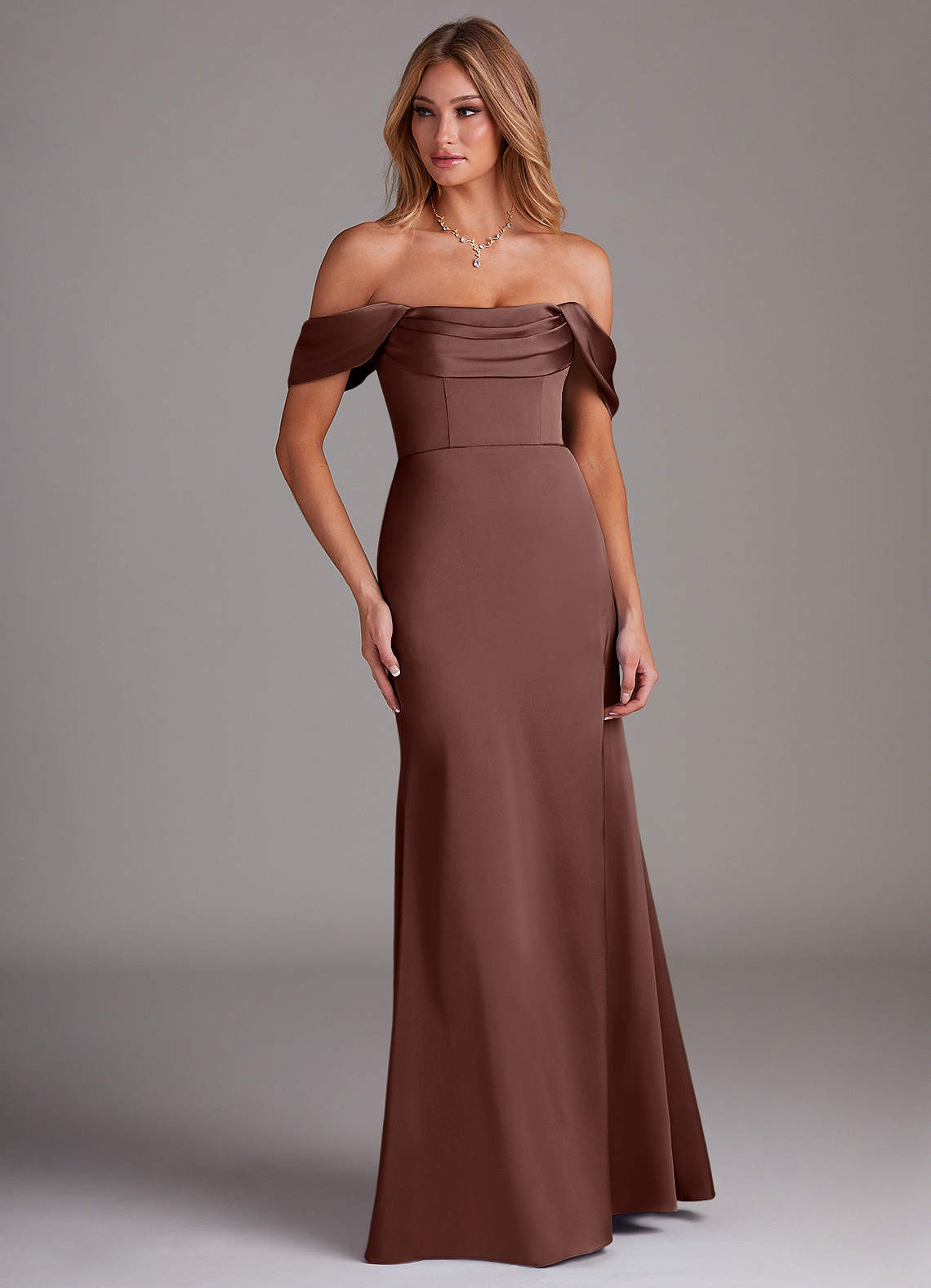 Azazie Saige Vestidos de madrinha de casamento Vestir Café Expresso de Cetim elástico de Bainha com Fora do ombro image3