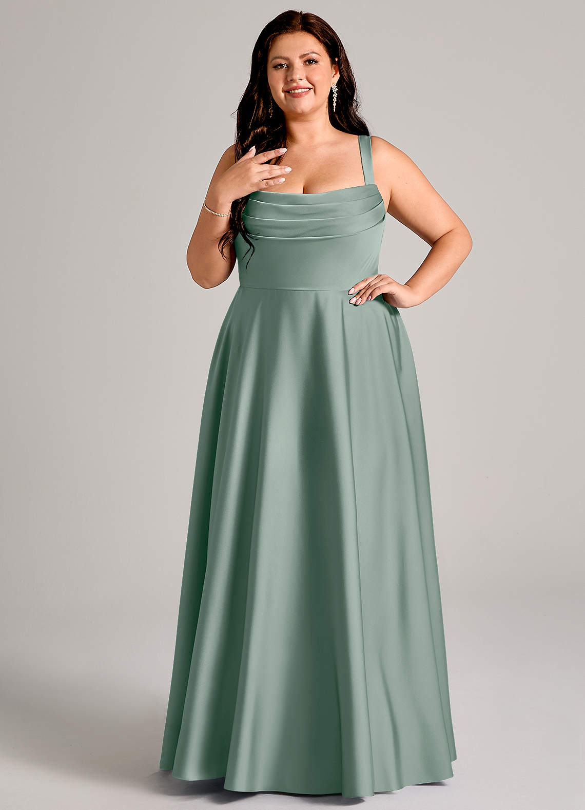 Azazie Shaude Robes de demoiselle d'honneur Robe Trapèze en Satin extensible Plissée Sauge D'argent image1