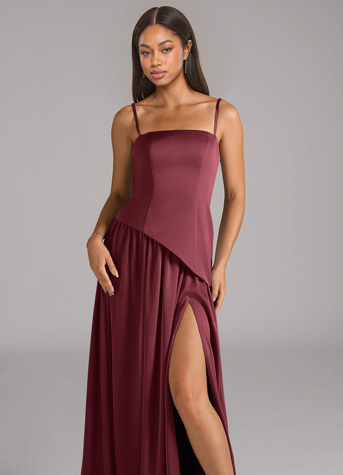 Azazie Adeline Vestidos de damas de honor Vestido de Merlot de Satén Elástico de Corte en A Convertible con Sin tirantes image1