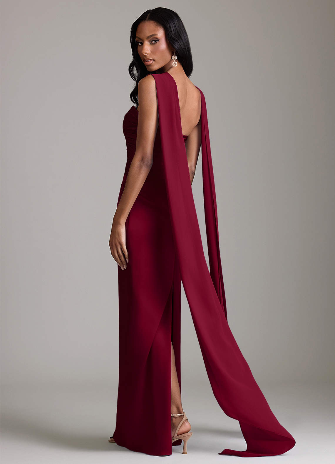 Azazie Sonora Essayer des robes à la maison Robe Fourreau en Satin extensible Sans bretelles Bourgogne image1