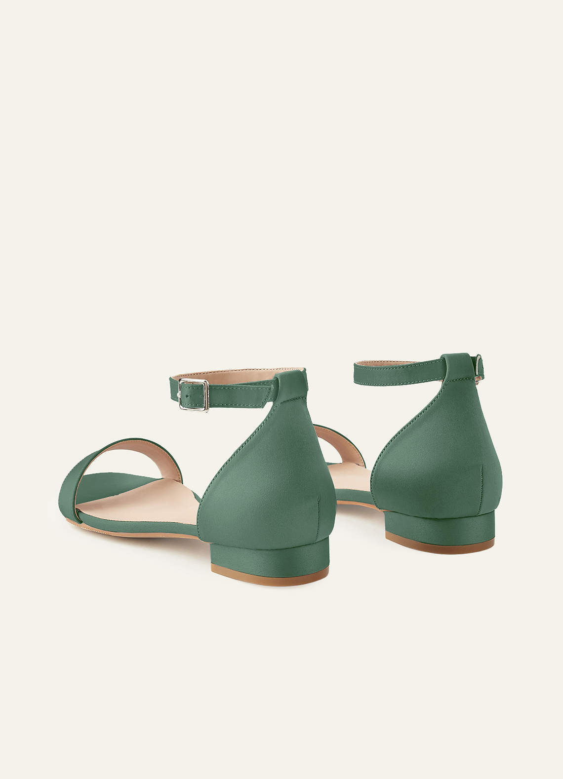front Bijpassende matte satijnen sandalen met enkele band en gesp voor bij de enkel.