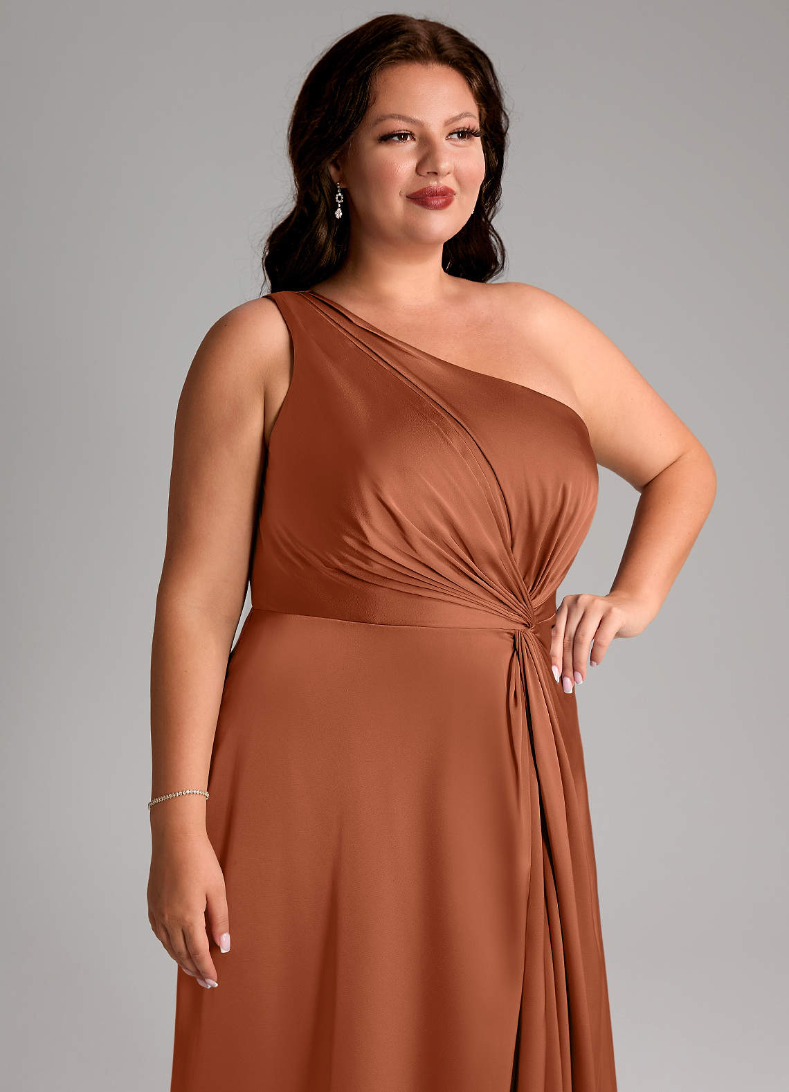 Azazie Brooke Robes de demoiselle d'honneur Robe Trapèze en Satin extensible Ue épaule Rose De Cèdre image12