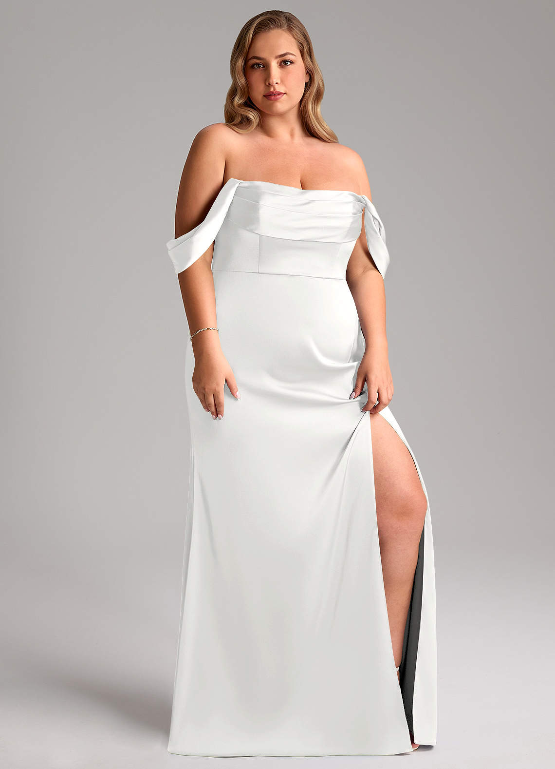 Azazie Saige Jurken voor bruidsmeisjes Jurk van Stretch Satijn met Kolom Off the Shoulder Wit image12