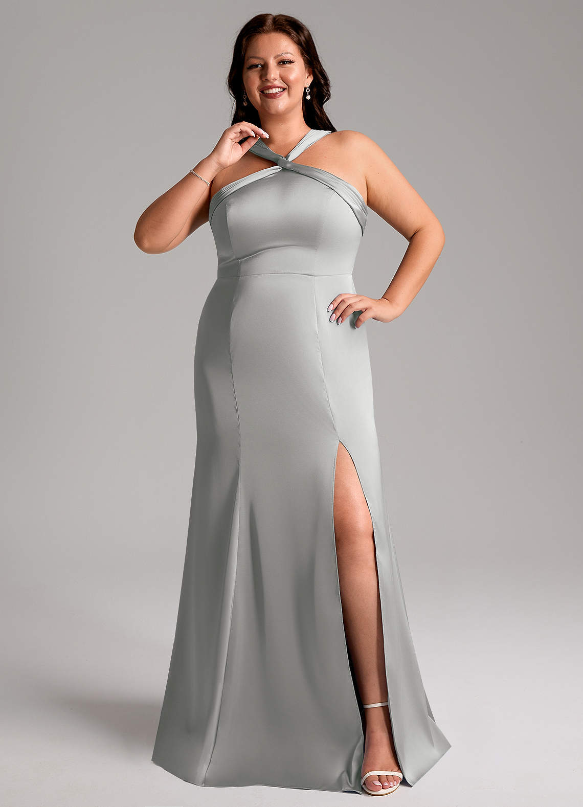 Azazie Rue Robes de demoiselle d'honneur Robe Trapèze en Satin extensible Plissée Argent image1