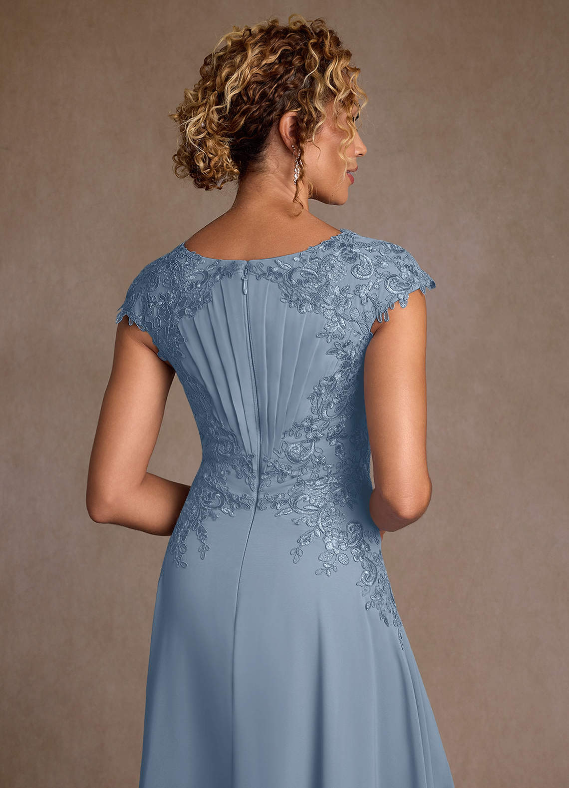Azazie Crista Mère de la mariée Robes Robe Trapèze en Mousseline de soie Dentelle Bleu Poussiéreux image5