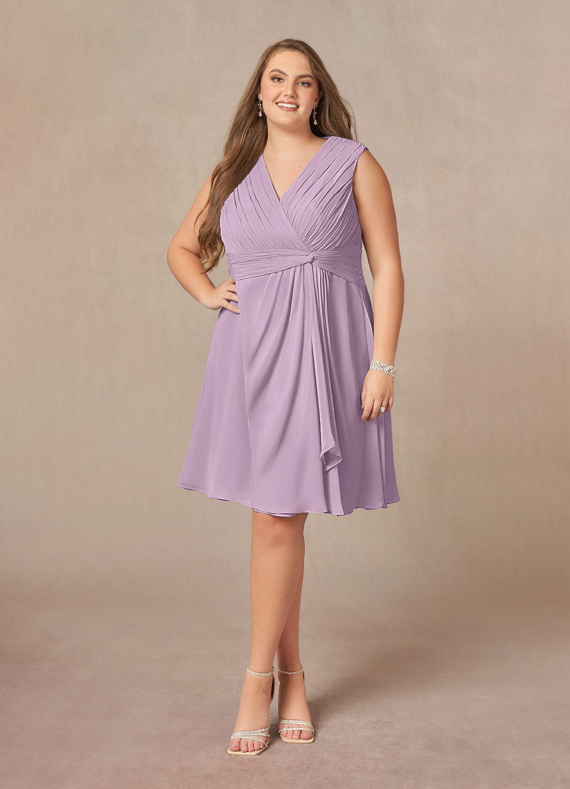 Azazie Theron Mère de la mariée Robes Robe Trapèze en Mousseline de soie Col V plissé Glycine image1