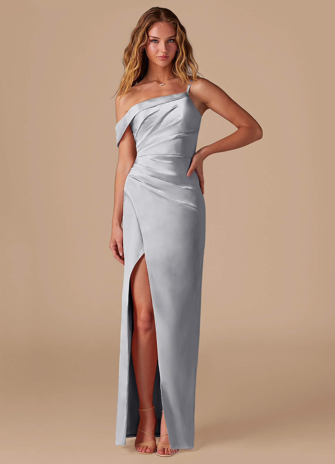 Azazie Lia Vestidos de damas de honor Vestido de Plata de Satén Metálico de Corte Recto con Vestidos sin tirantes image1
