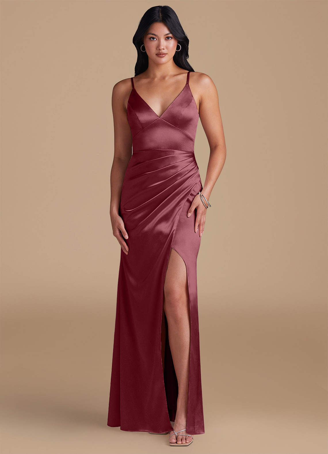 Azazie Shania Vestidos de damas de honor Vestido de Rosa Del Desierto de Satén Metálico de Corte Recto con Plisado image1