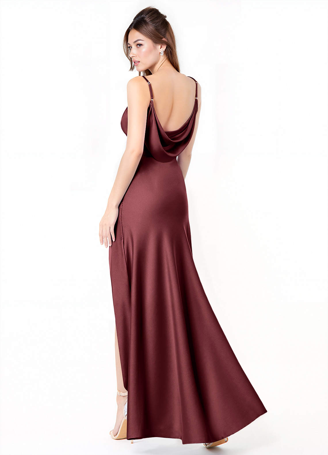 Azazie Alaija Vestidos de damas de honor Vestido de Merlot de Satén Elástico de Corte Sirena con Corte Lateral image1