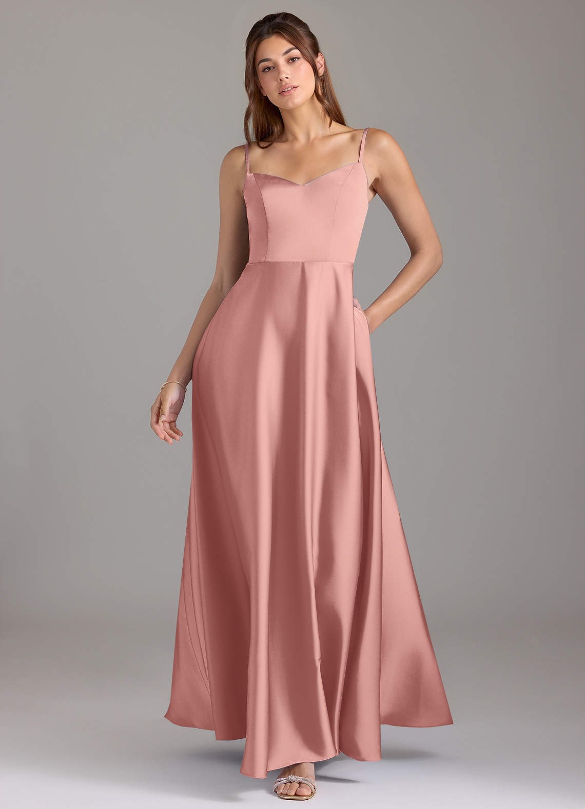 Azazie Marley Robes de demoiselle d'honneur Robe Trapèze Convertible en Satin extensible Épaule décolletée Rosette image1