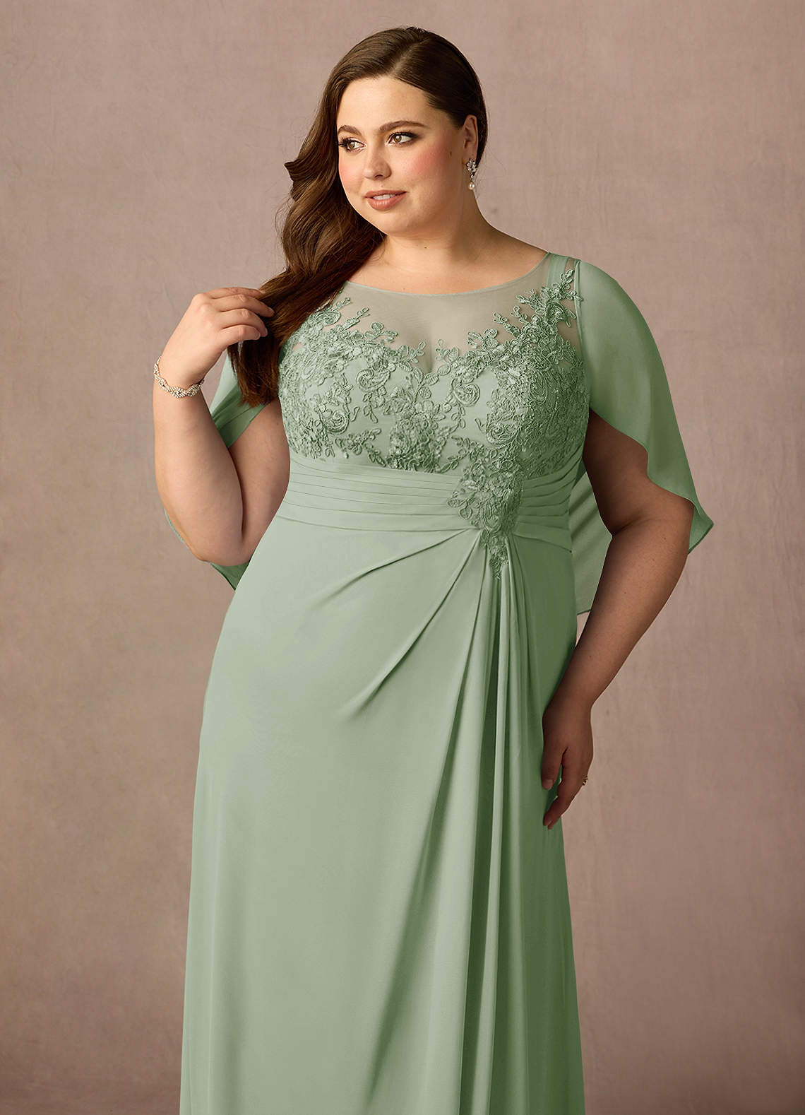 Azazie Hera vestidos de madre de la novia Vestido de Salvia Polvorienta de Gasa de Corte En A con Capa de encaje image10