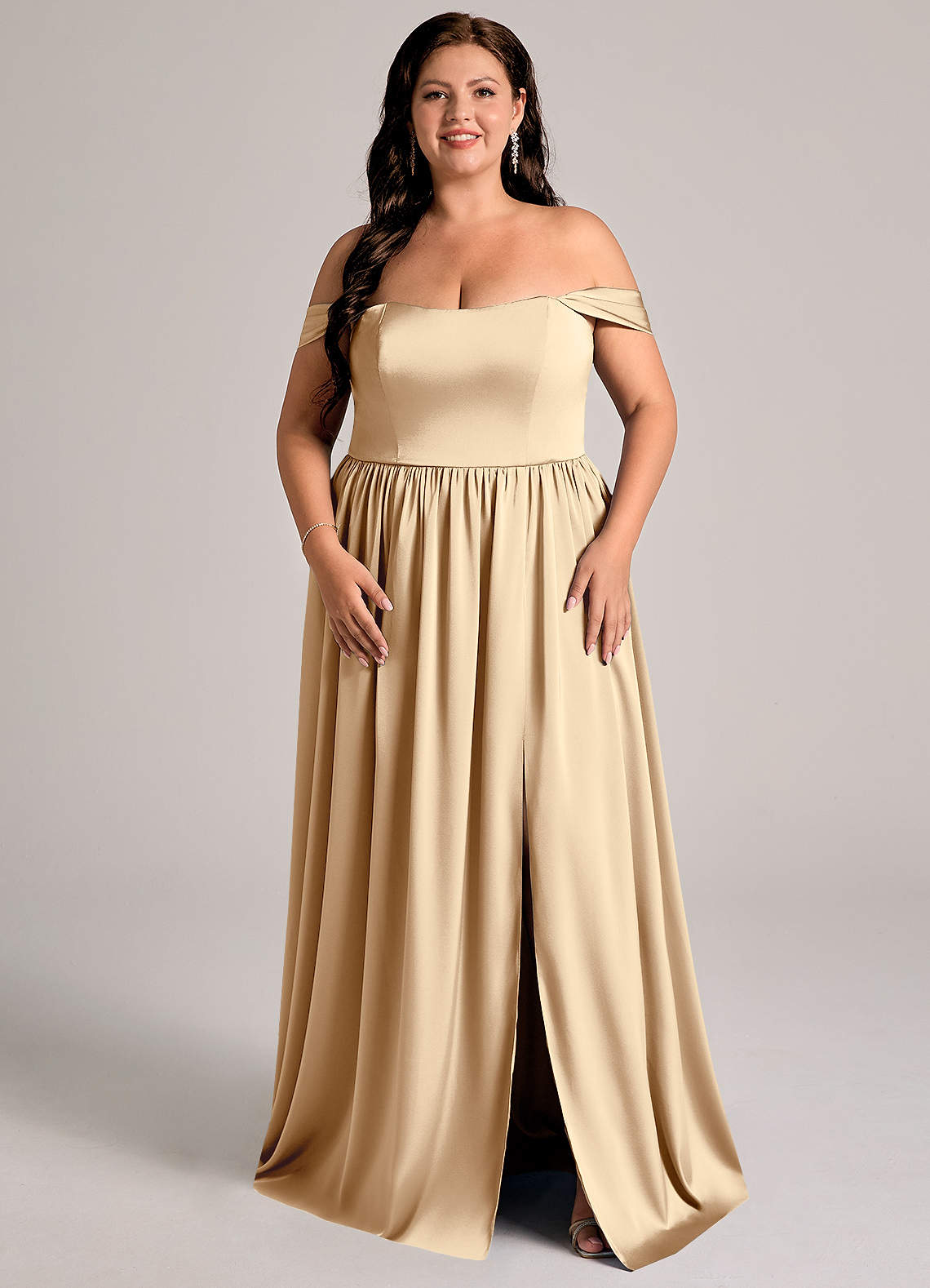 Azazie Calianna Vestidos de damas de honor Vestido Champán de Satén Elástico de Línea A Convertible con Hombros descubiertos image1