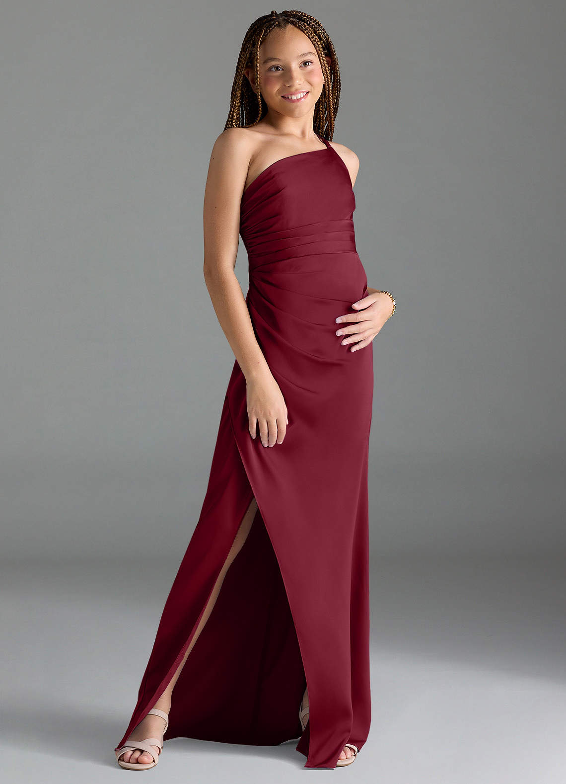 Azazie Eren Junior Vestido Borgonha de Cetim elástico de Bainha com Plissado image2