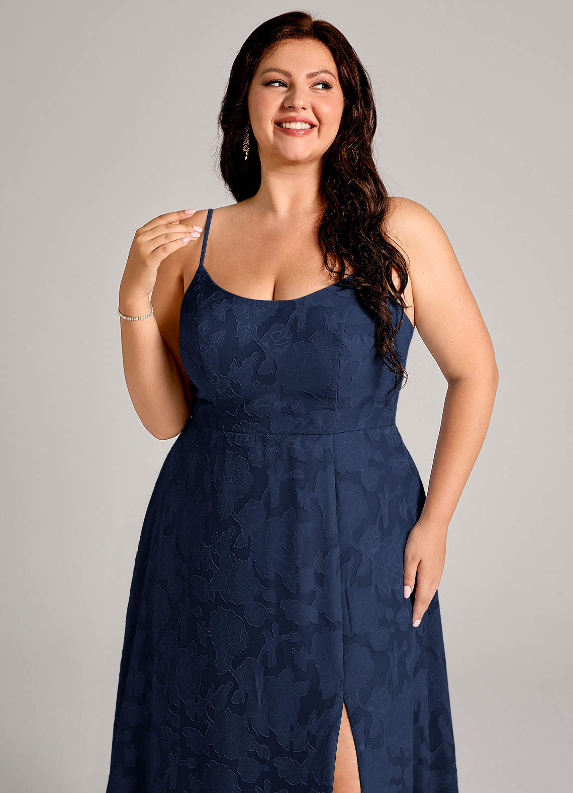 Azazie Moira Robes de demoiselle d'honneur Robe Trapèze en Blumen-Burnout Fente Latérale Bleu Marine Foncé image11