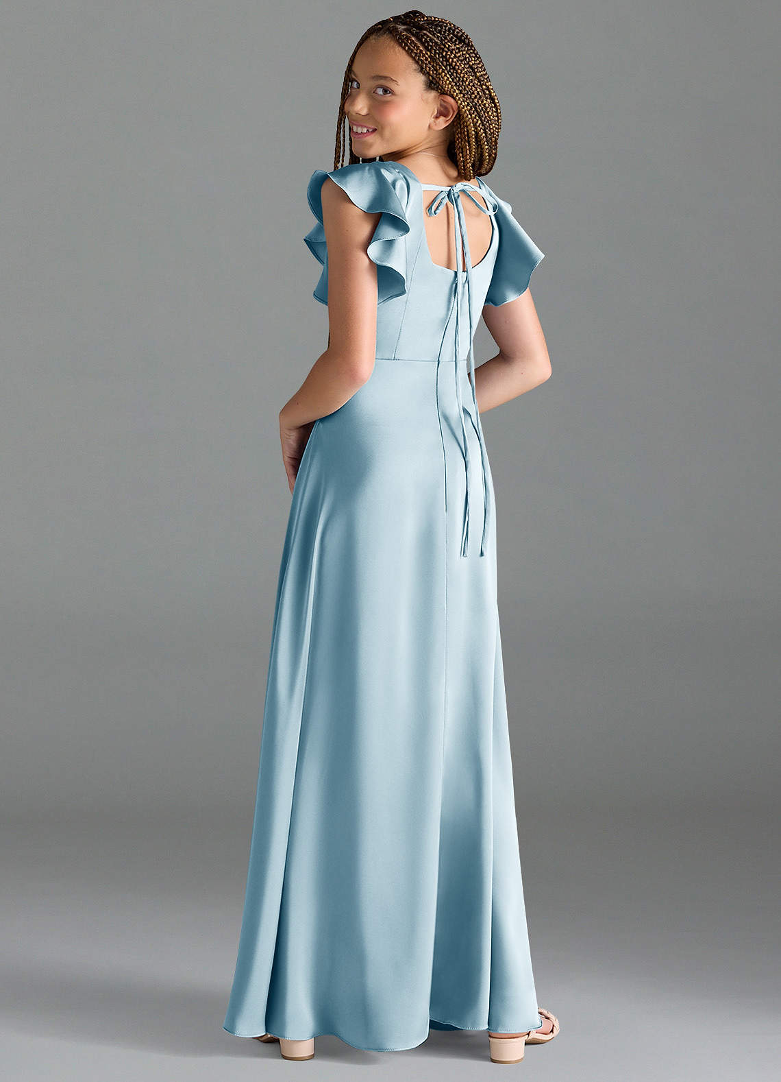 Azazie Bondi Junior Vestido Céu Azul de Cetim elástico de Linha A com Fenda Lateral image4