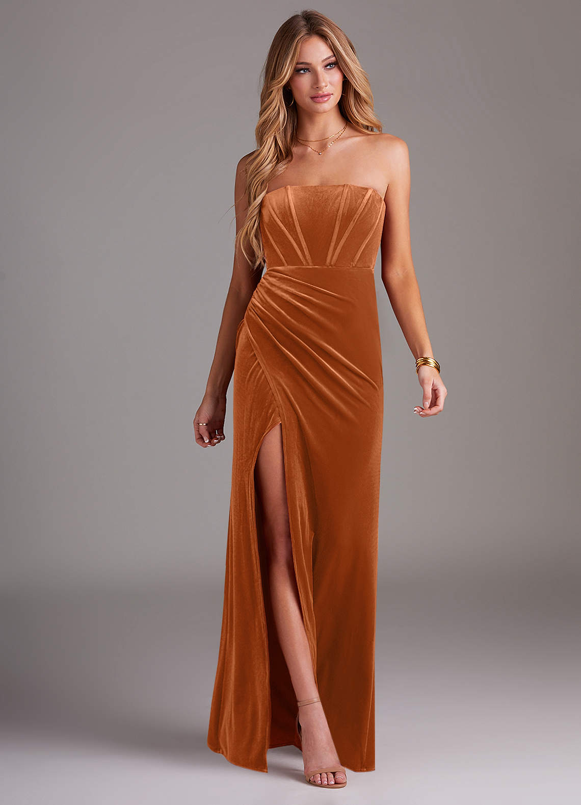 Azazie Larisa Vestidos de damas de honor Vestido de Naranja Quemada de terciopelo de Corte Recto Convertible con Sin tirantes image1