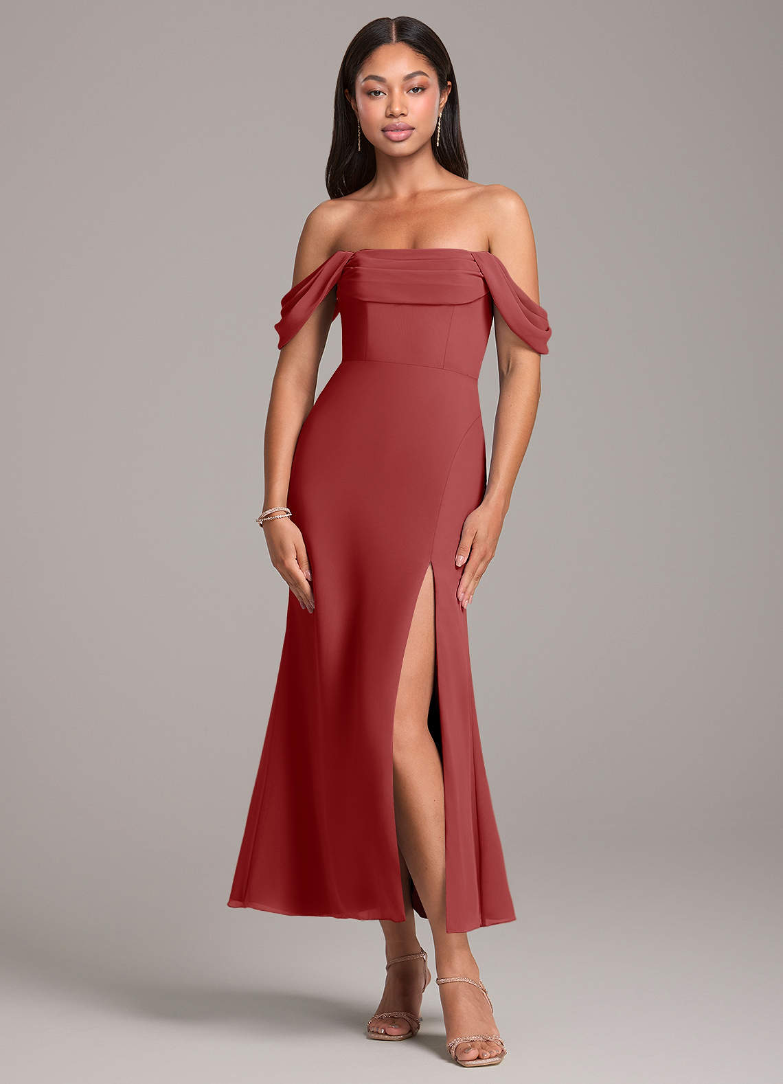 Azazie Saige Jurken voor bruidsmeisjes Converteerbaar Jurk van Chiffon met Kolom Off the Shoulder Roest image1