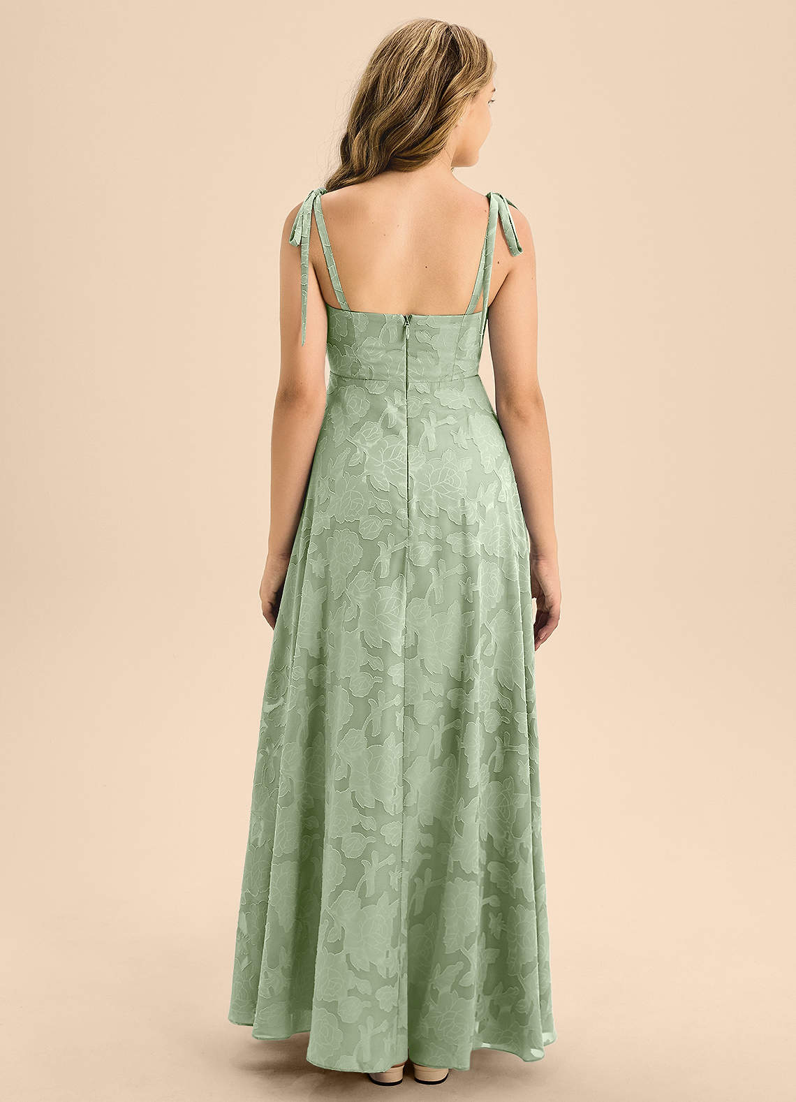 Azazie Rosey Junior Vestido de Salvia Polvorienta de Devorado Floral de Corte En A con Escote de Corazón image1