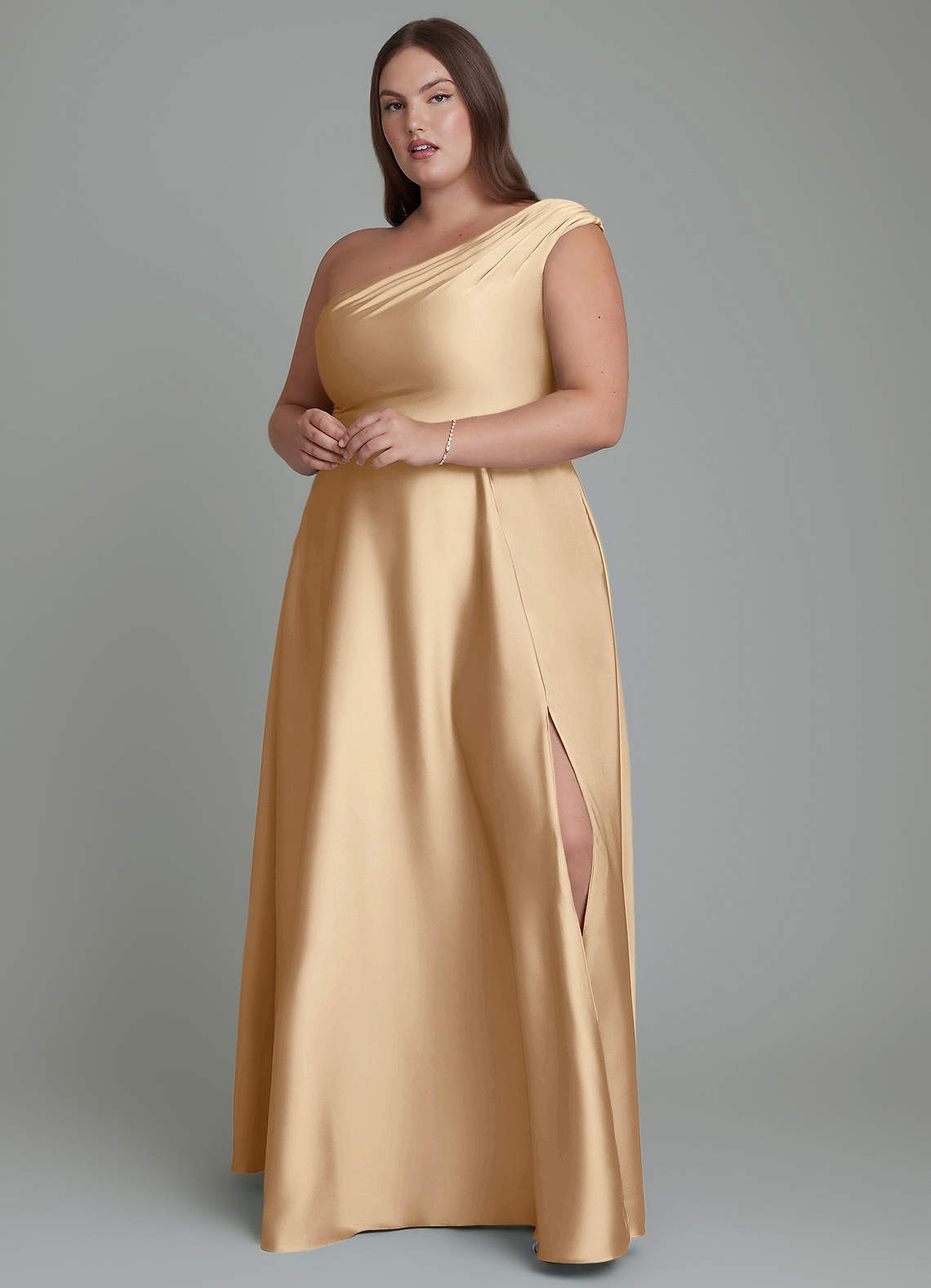 Azazie Melanie Vestidos de damas de honor Vestido Champán de Satén Elástico de Línea A con Hombros descubiertos image1