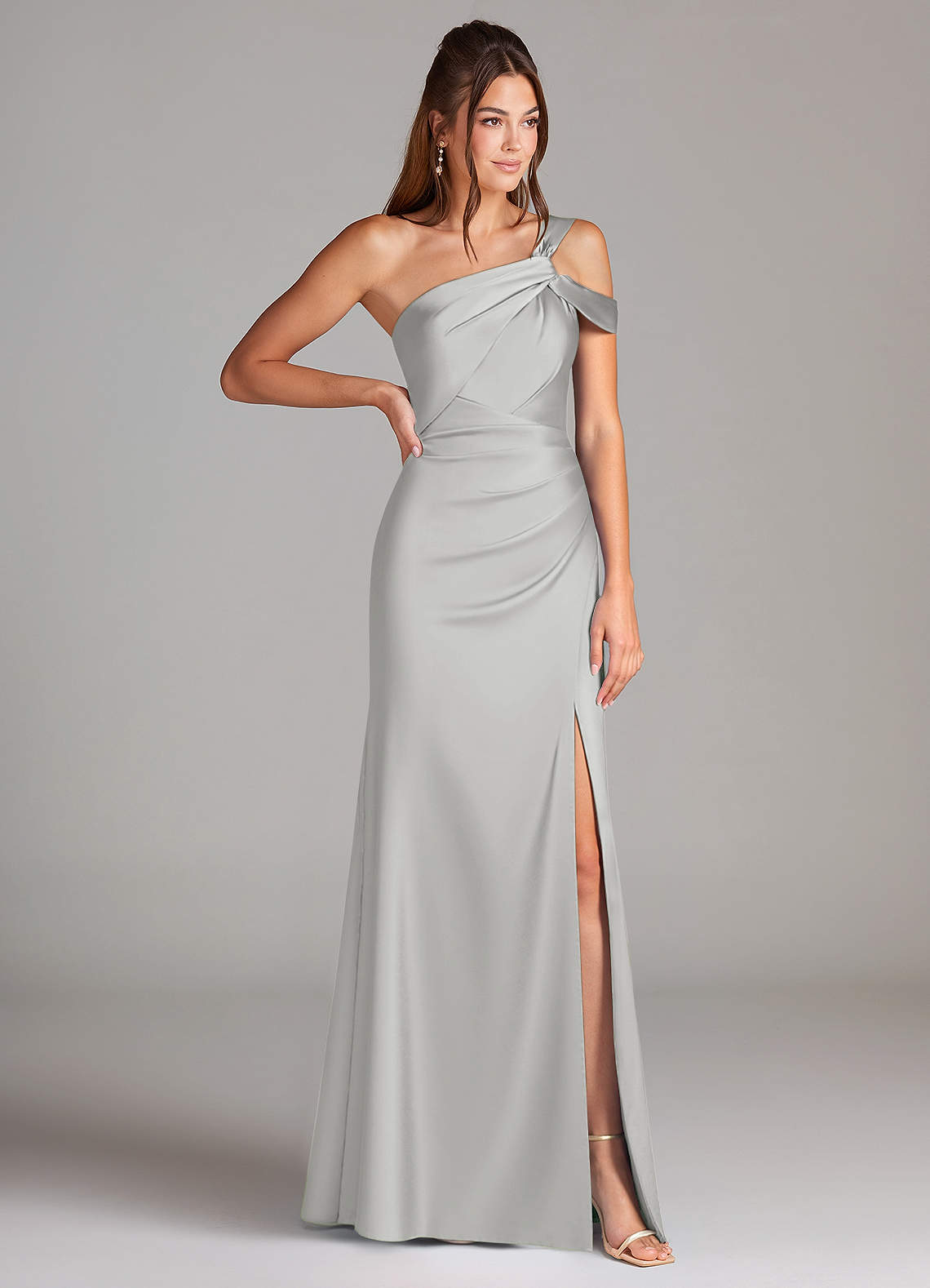 Azazie Wynter Vestidos de damas de honor Vestido de Plata de Satén Elástico de Corte Recto con Hombro unilateral image3