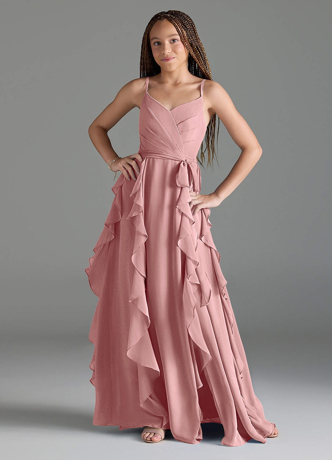 Azazie Peyton Junior Vestido de Rosa Polvorienta de Gasa de Corte En A con Volantes en cascada Cuello en V image1