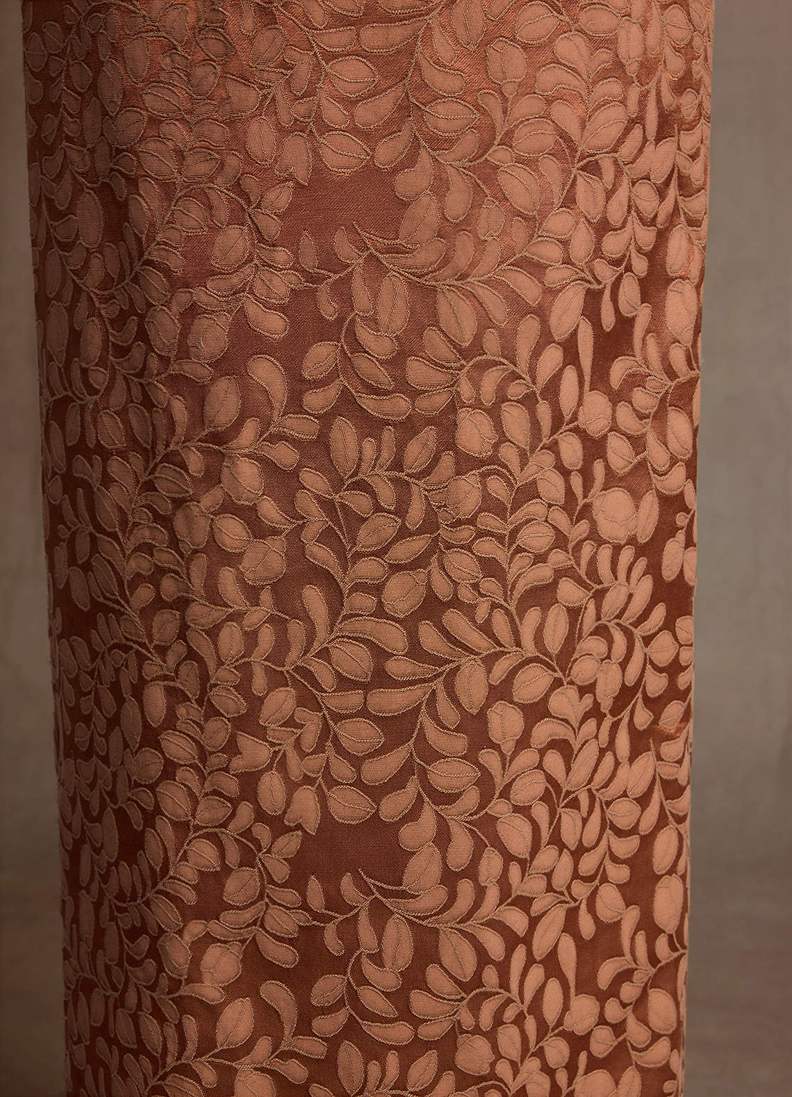 Azazie Atkins Mère de la mariée Robes Robe Colonne en Jacquard Floral Épaule décolletée Caramel Cacao image6