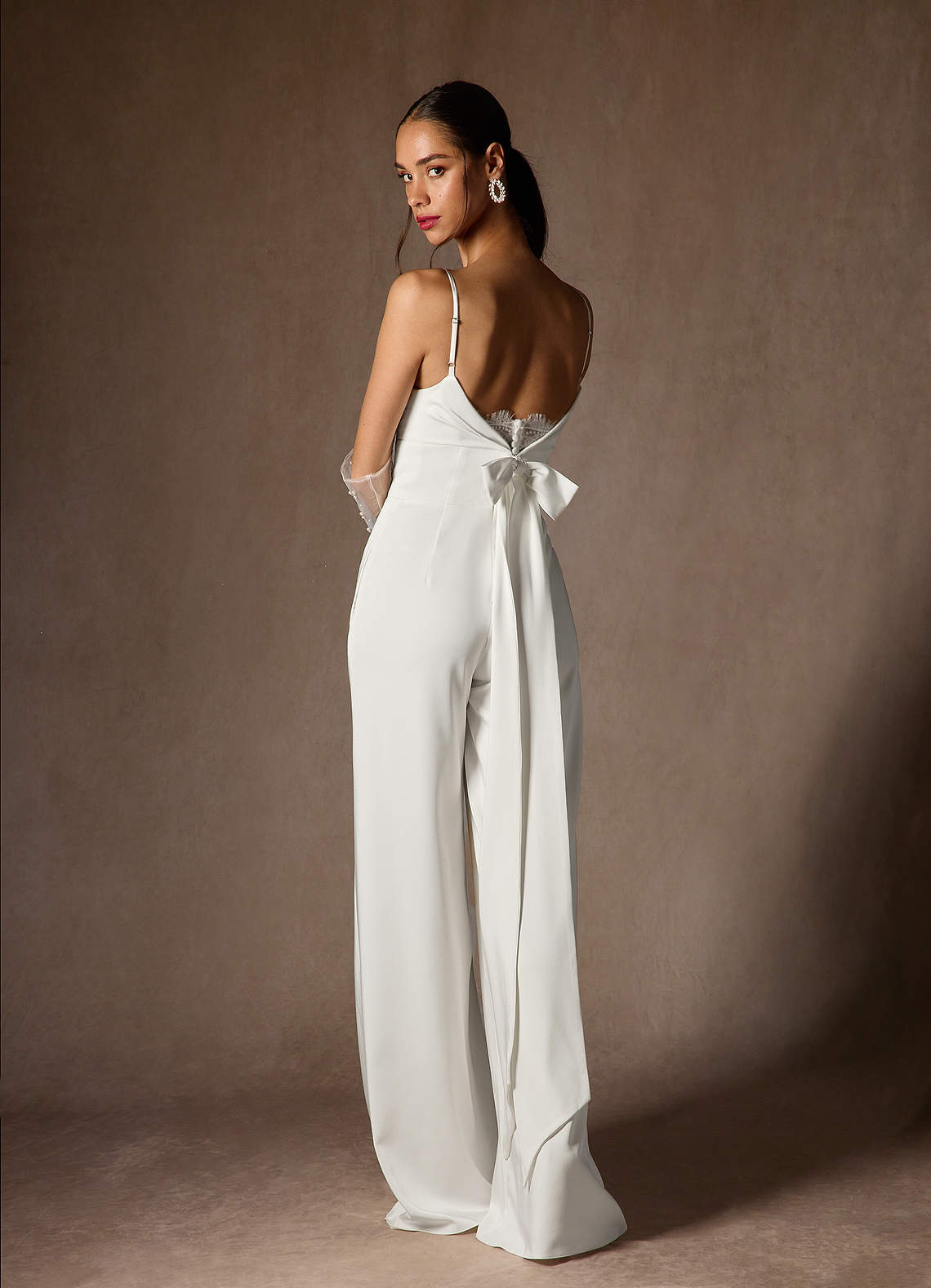 Azazie Ingris Abiti da Sposa Abito Stili di Pantaloni in Raso con Retro in Crepe con Scollo a V a Pieghe Bianco Diamante image5