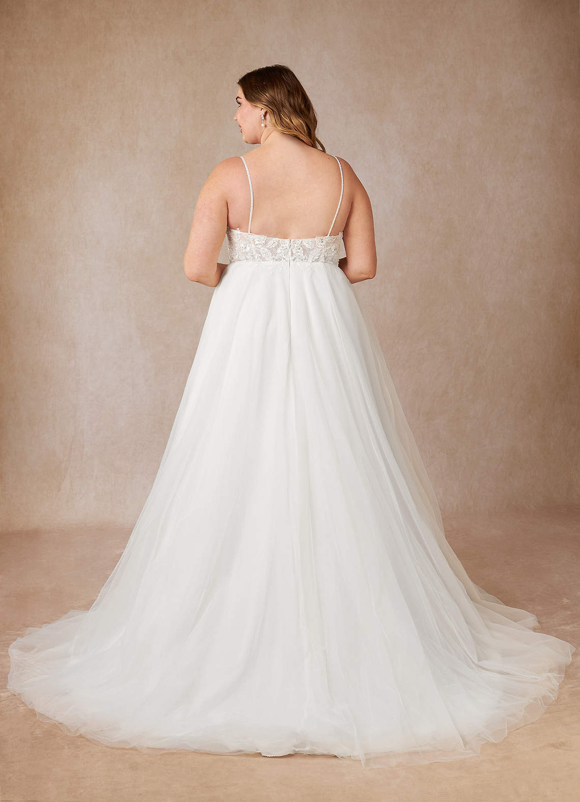 Azazie Tatiana Vestidos de novia Vestido de Diamante Blanco de Tul de Corte en A con Lentejuelas cuello pico image9