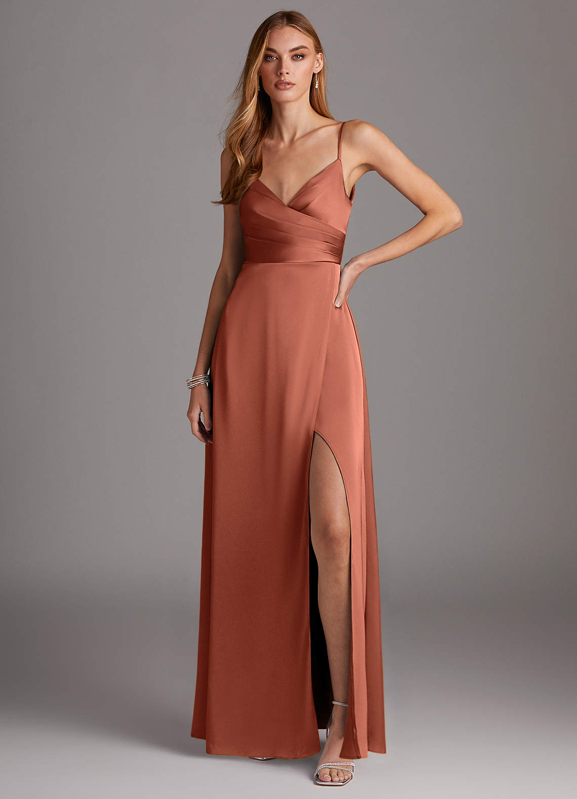 Azazie Calissa Brautjungfernkleider A-Linie V-Hals Gefaltet Stretch-Satin Kleid Lehm image1