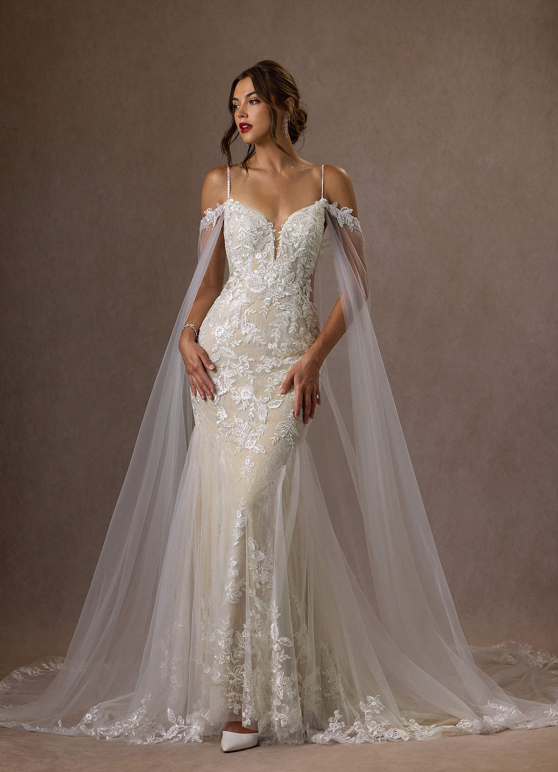 Azazie Leonie Vestidos de novia Vestido de Blanco Diamante Champán de Tul de Corte Sirena con Lentejuelas Cuello V image1