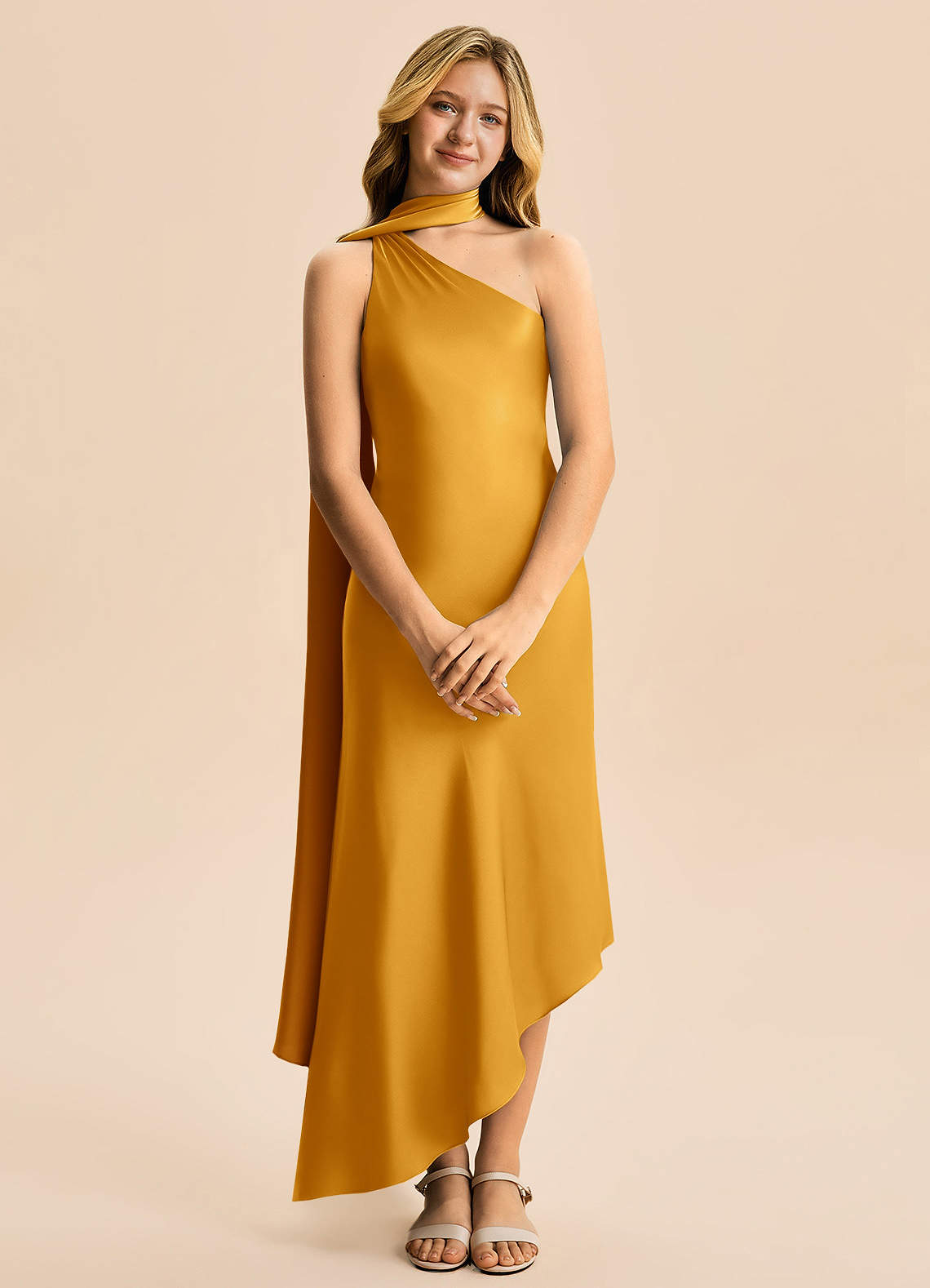 Azazie Briony Junior Vestido Caramelo de Cetim elástico de Bainha com Plissado image6