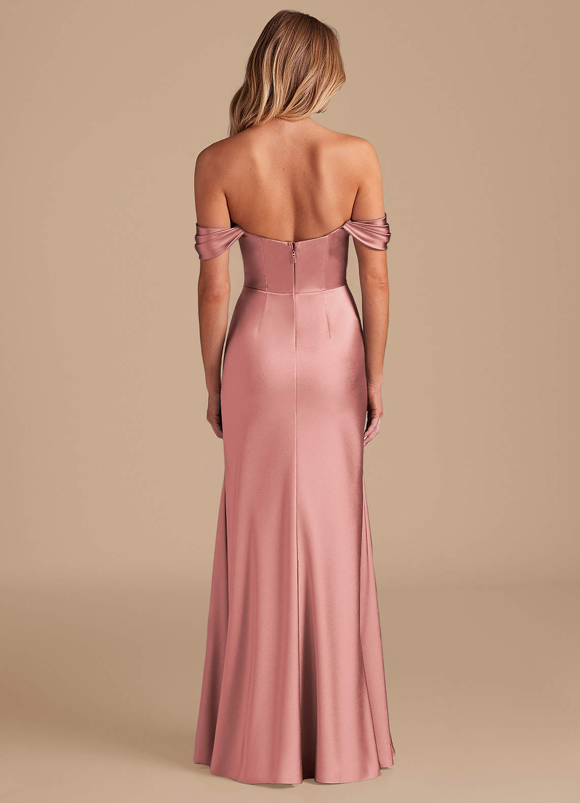 Azazie Saige Vestidos de madrinha de casamento Vestido Rosa Empoeirada de Cetim Metálico de Bainha com Fora do ombro image4