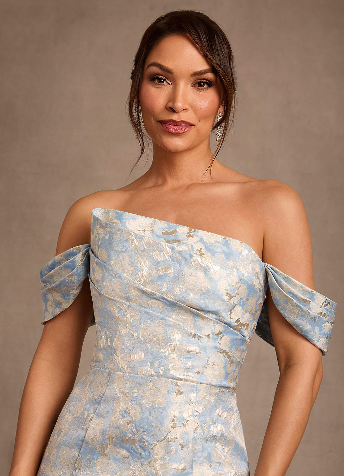 Azazie Nettie Vestidos para mãe da noiva Vestido Azul Empoeirado de Jacquard de sereia com Ombros Caídos image3