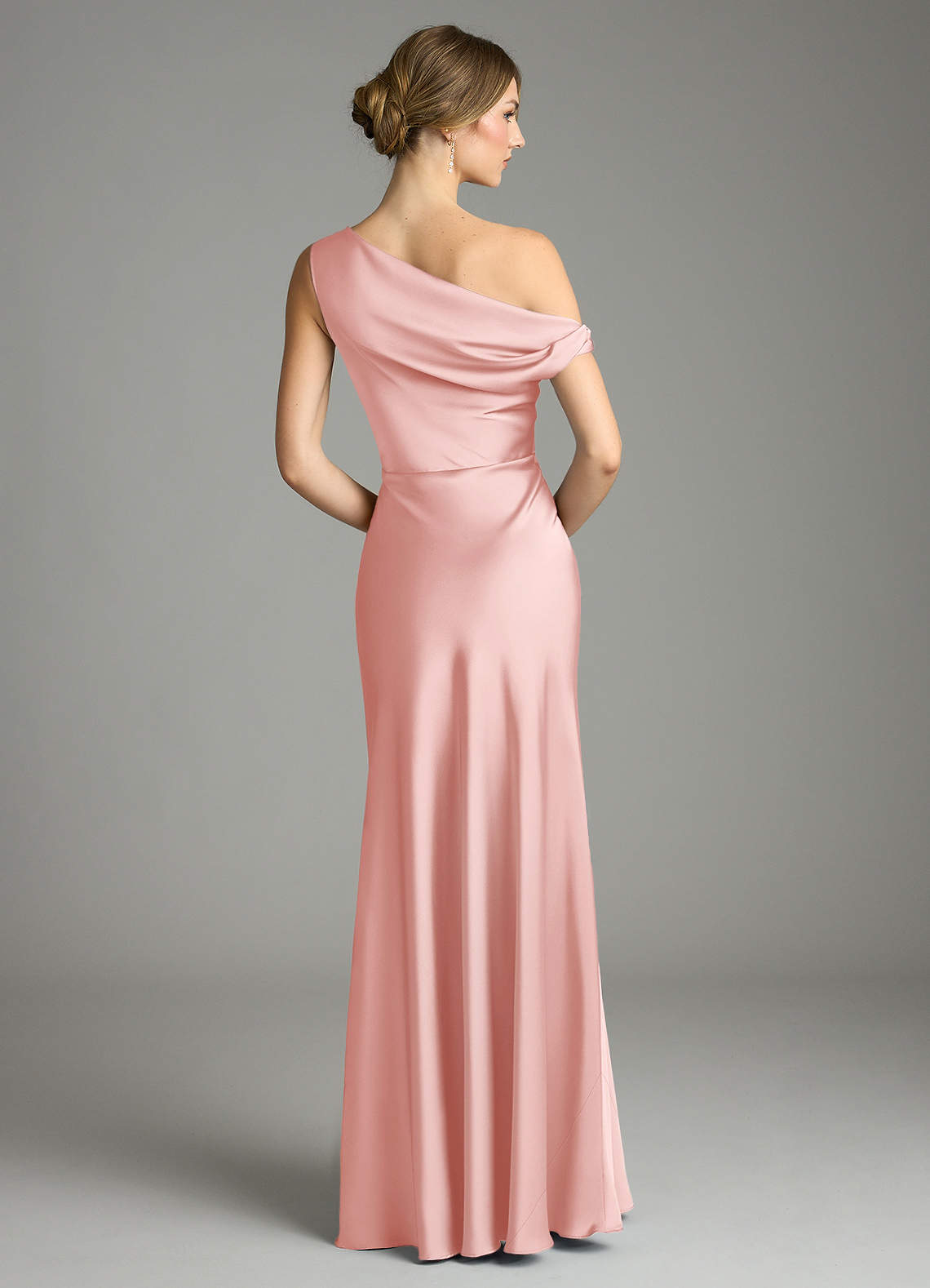 Azazie Emerson Jurken voor bruidsmeisjes Jurk van Stretch Satijn met Zeemeermin Off the Shoulder Poederroze image1