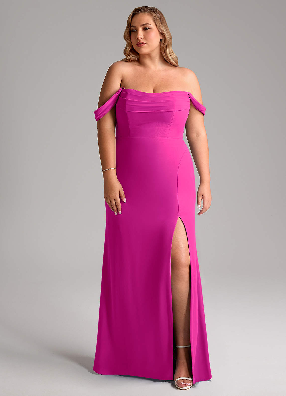 Azazie Saige Vestidos de damas de honor Vestido de Fucsia de Gasa de Corte en A Convertible con Vestidos sin tirantes image9
