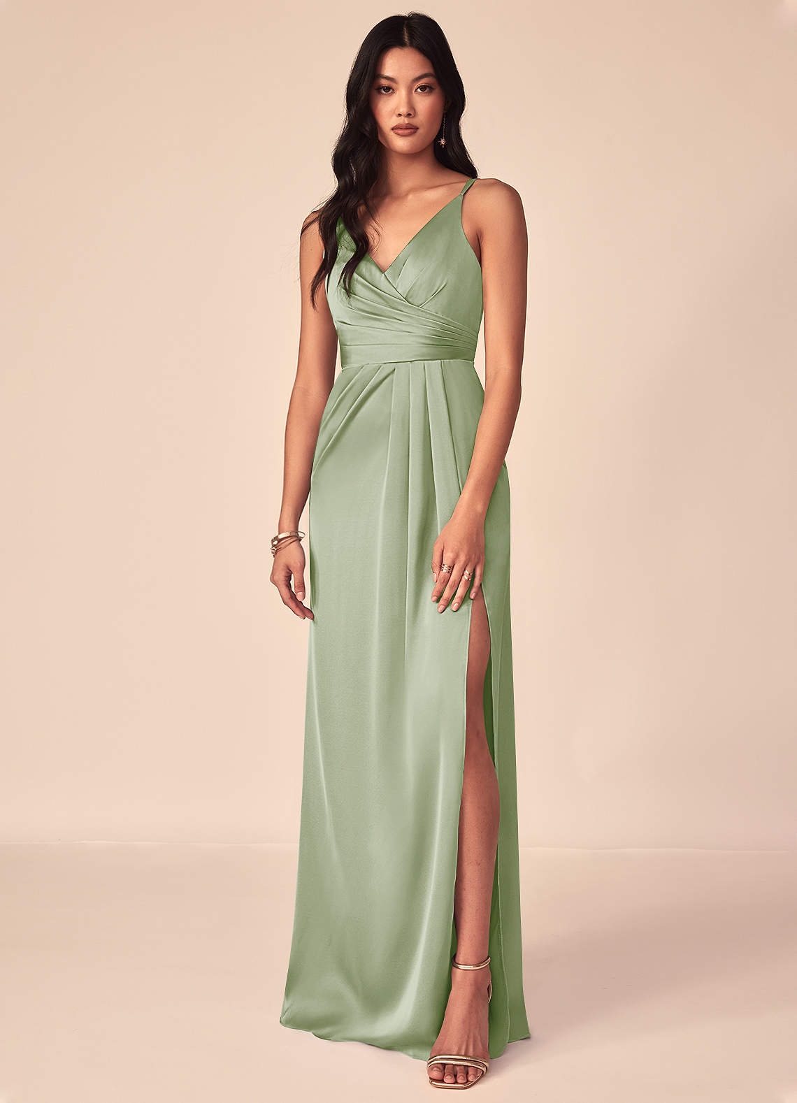 Azazie Aqua Robes de demoiselle d'honneur Robe Trapèze en Satin extensible Col V plissé Vert Sauge image1