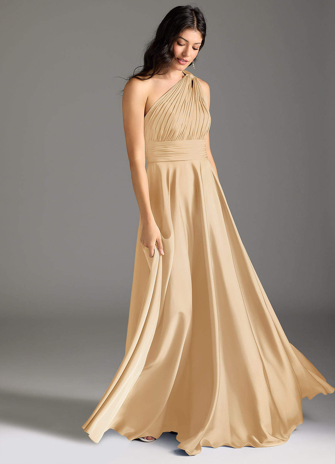 Azazie Charlize Robes de demoiselle d'honneur Robe Trapèze en Satin extensible Une épaule Or image2