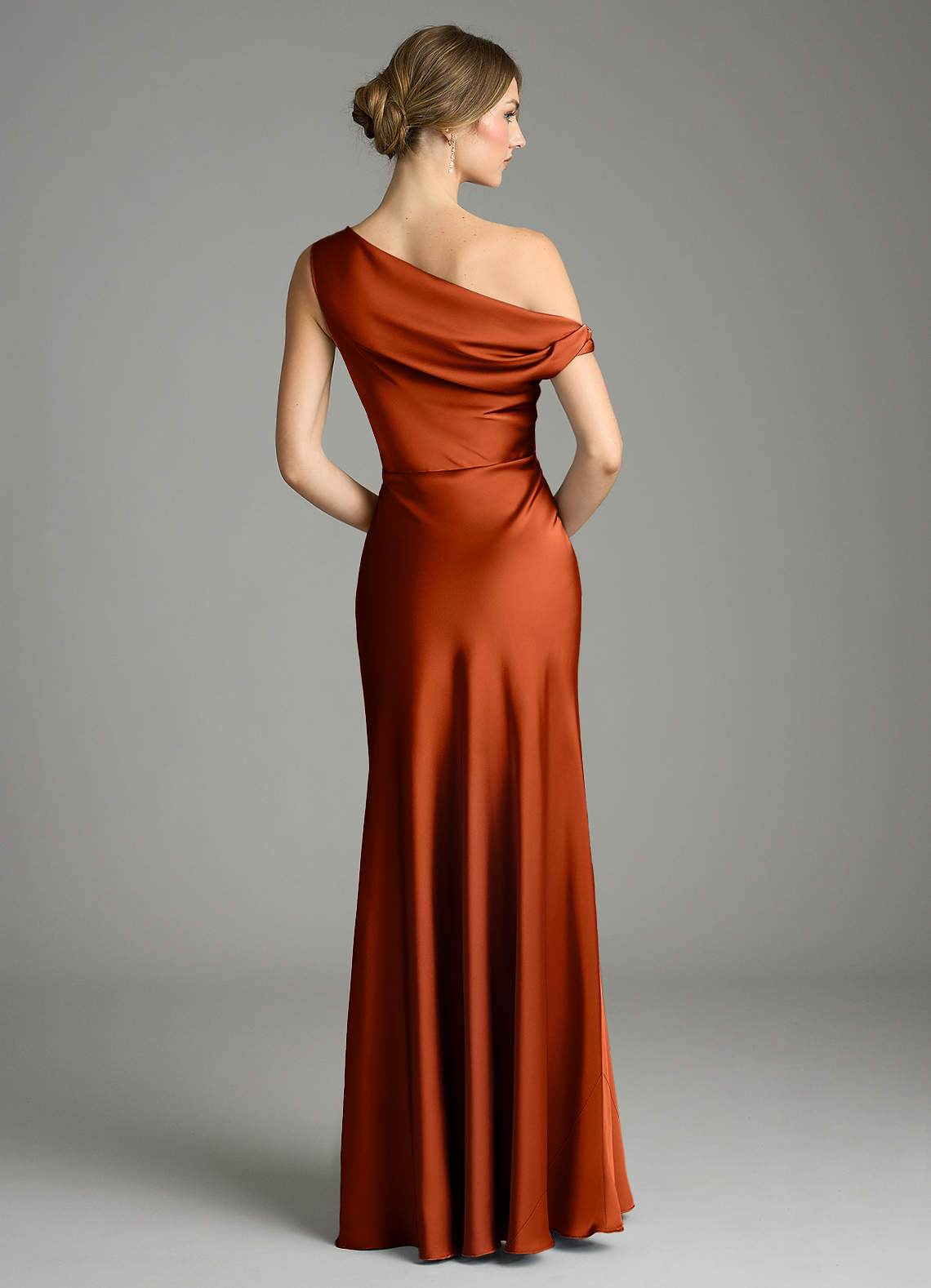 Azazie Emerson Jurken voor bruidsmeisjes Jurk van Stretch Satijn met Zeemeermin Off the Shoulder Paprika image2