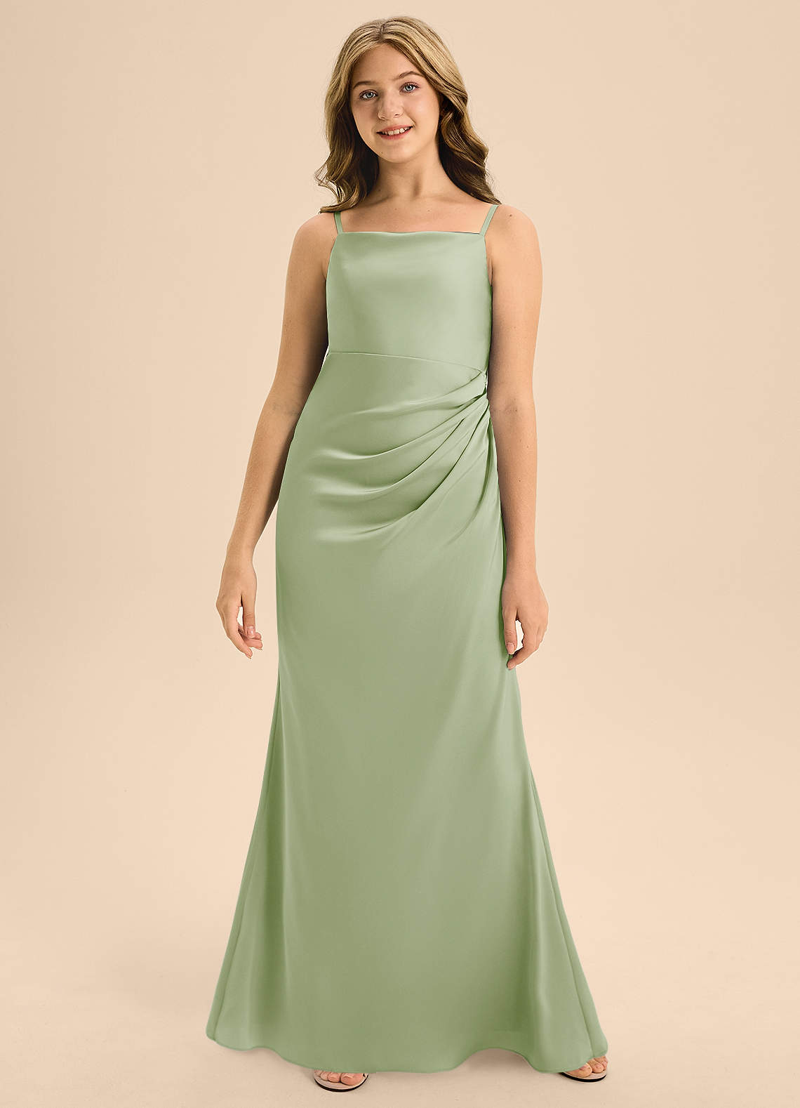 Azazie Renna Junior Vestido de Salvia Polvorienta de Satén Elástico de Corte En A con Plisado image3