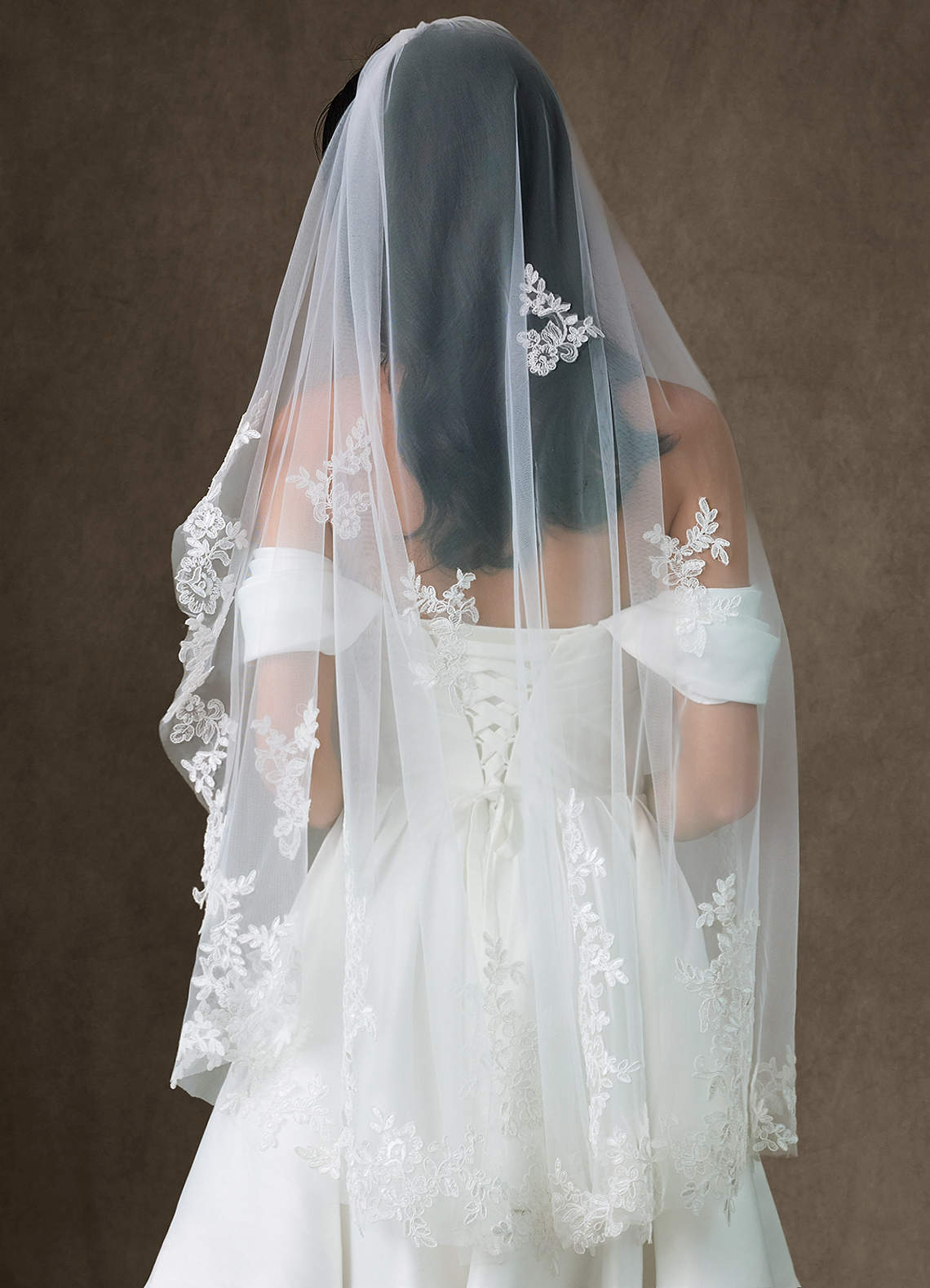 front Véu de renda com borda de pétalas em flor na ponta dos dedos