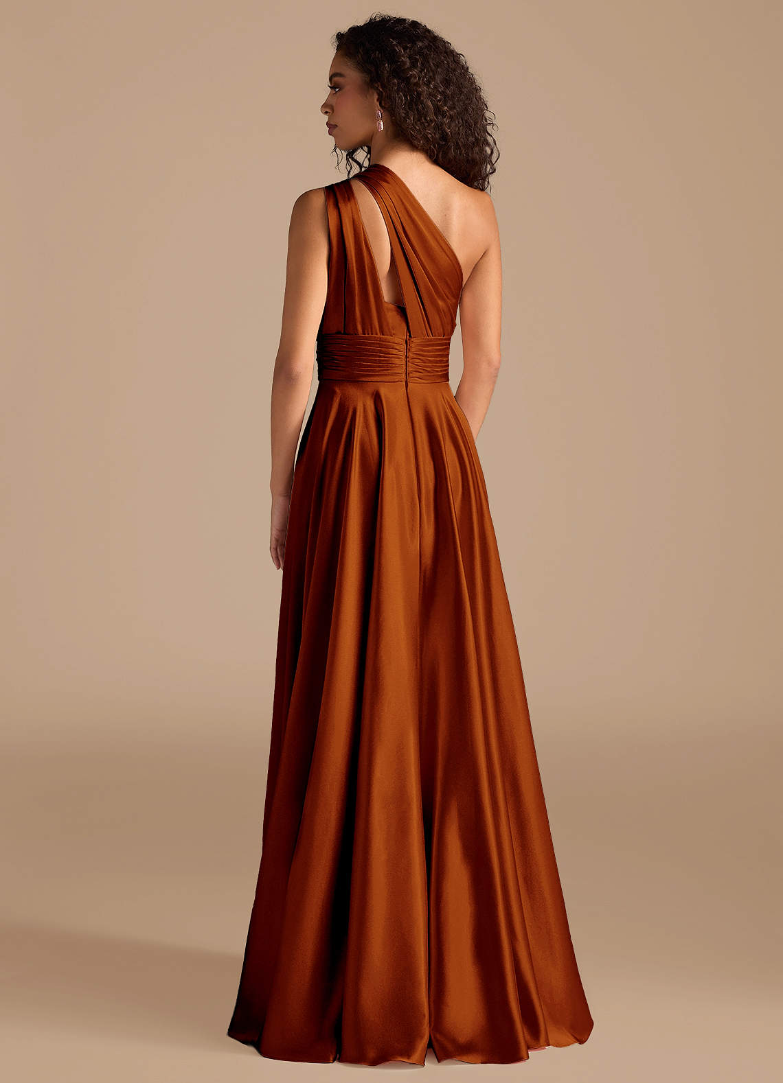 Azazie Charlize Vestidos de madrinha de casamento Vestido Castanho Aloirado de Cetim Metálico de Linha A com Um ombro image3