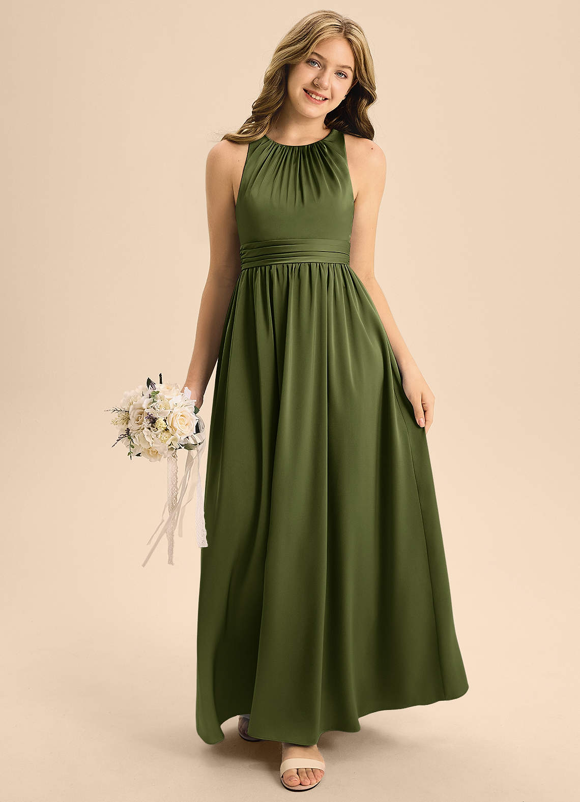 Azazie Jaylah Junior Vestido de Oliva de Satén Elástico de Corte en A con Plisado image2