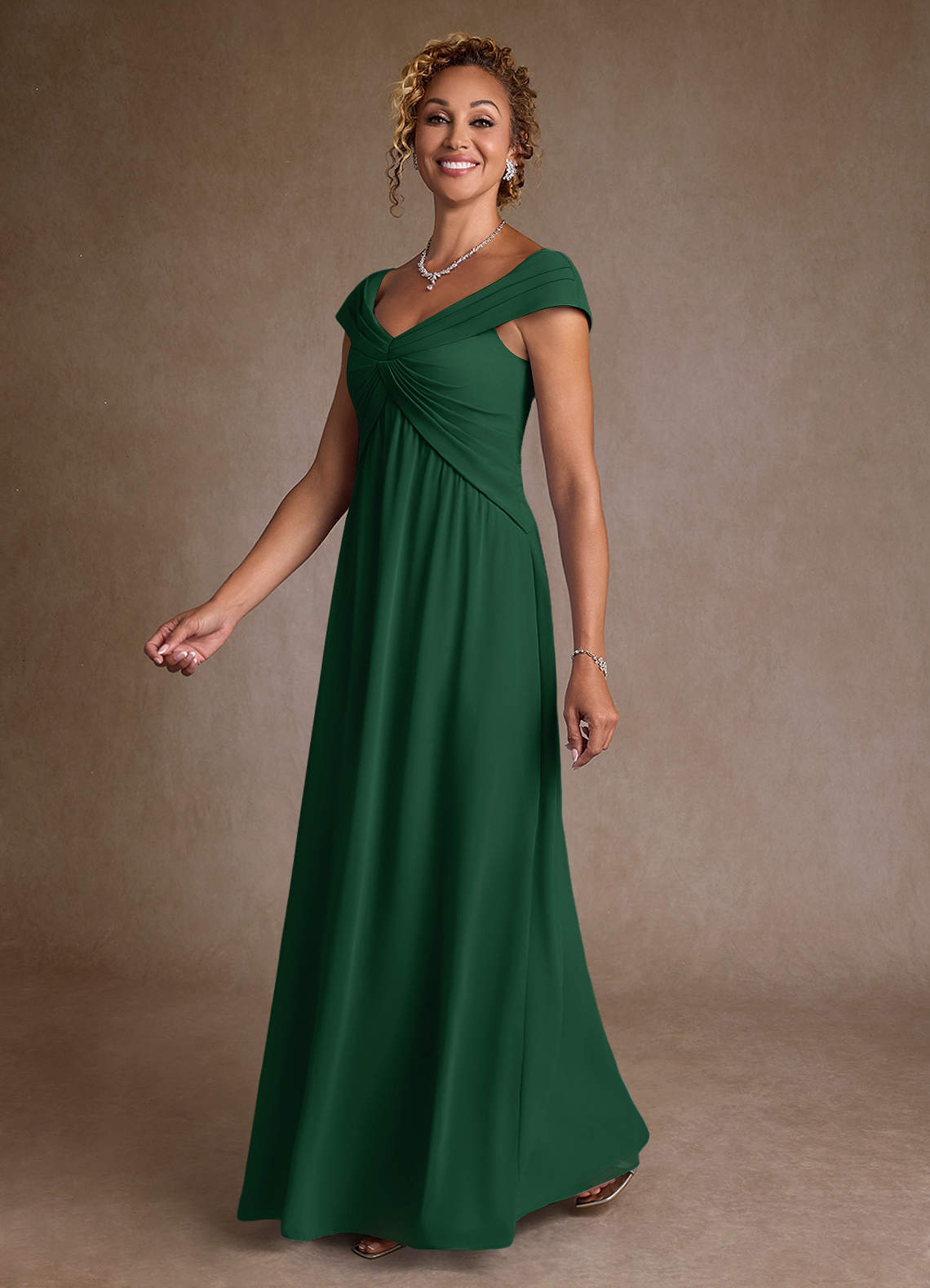 Azazie Myrtle Mère de la mariée Robes Robe Trapèze en Mousseline de soie Plissée Vert Foncé image3