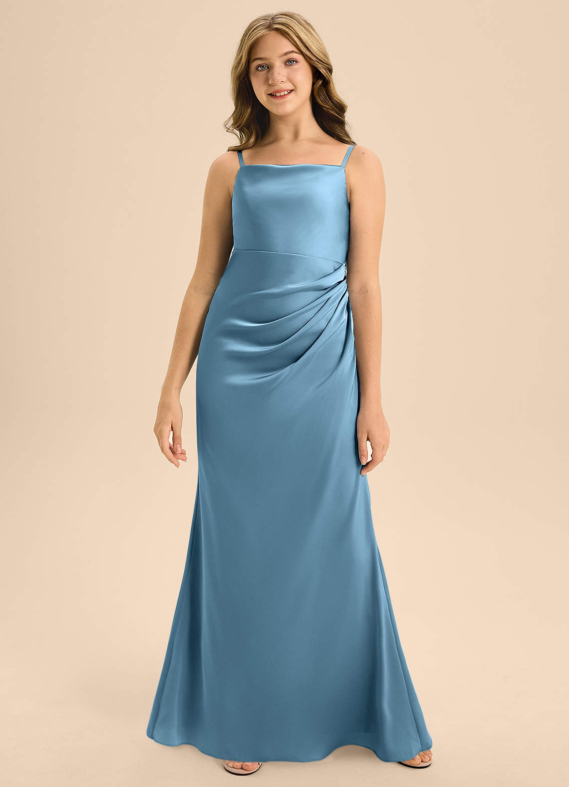 Azazie Renna Junior Vestido de Azul Acero de Satén Elástico de Corte En A con Plisado image3
