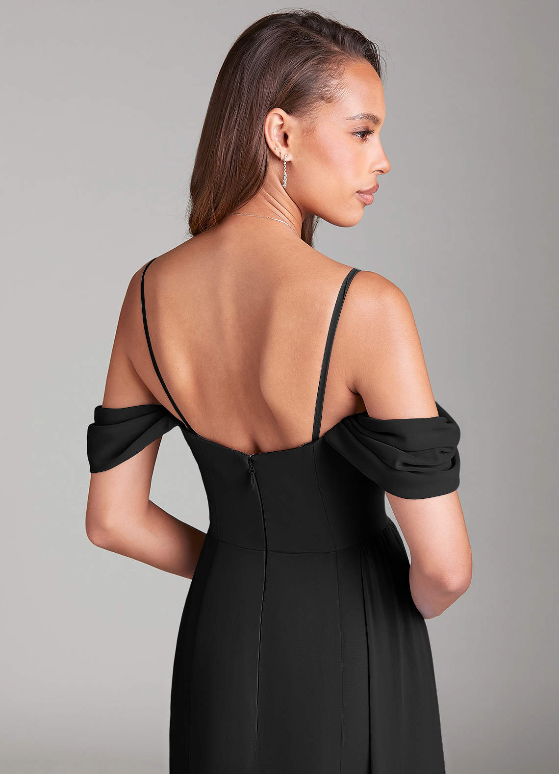 Azazie Amyra Robes de demoiselle d'honneur Robe Fourreau Convertible en Mousseline de soie Épaule décolletée Noir image6