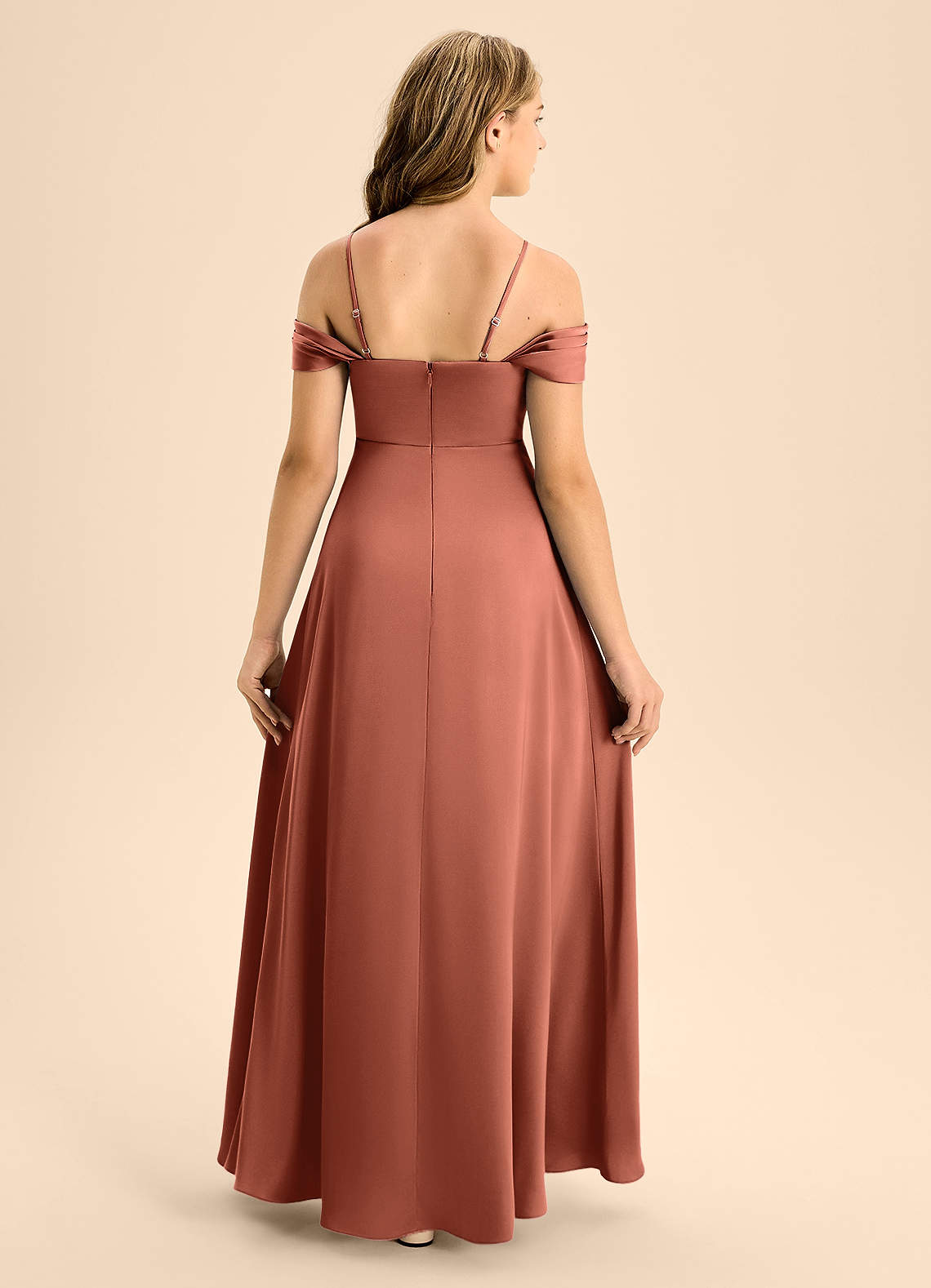 Azazie Anselie Junior Jurk van Stretch Satijn met A-Lijn Off the Shoulder Klei image1