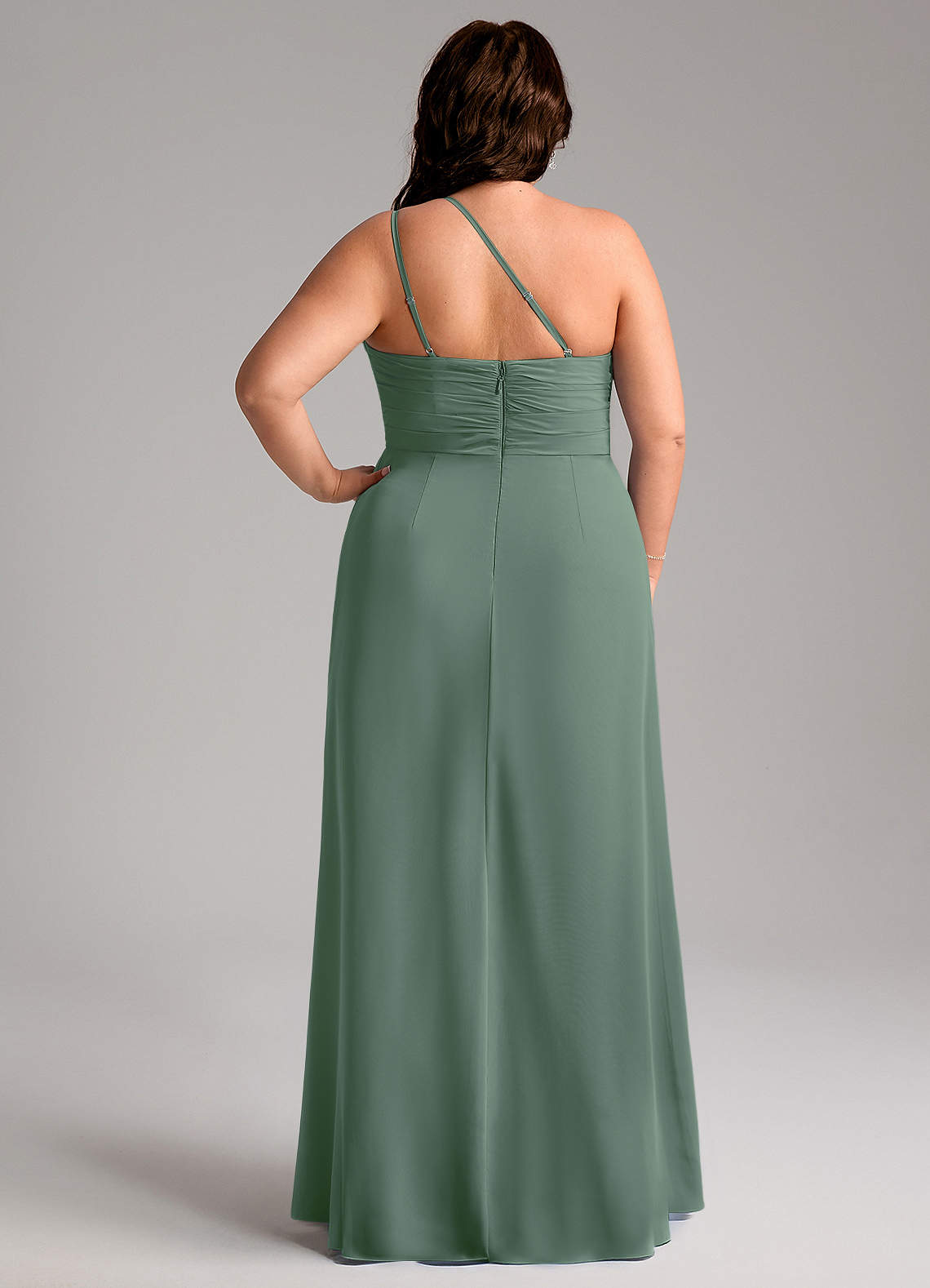 Azazie Eren Essayer des robes à la maison Robe Fourreau en Mousseline de soie Ue épaule Eucalyptus image8