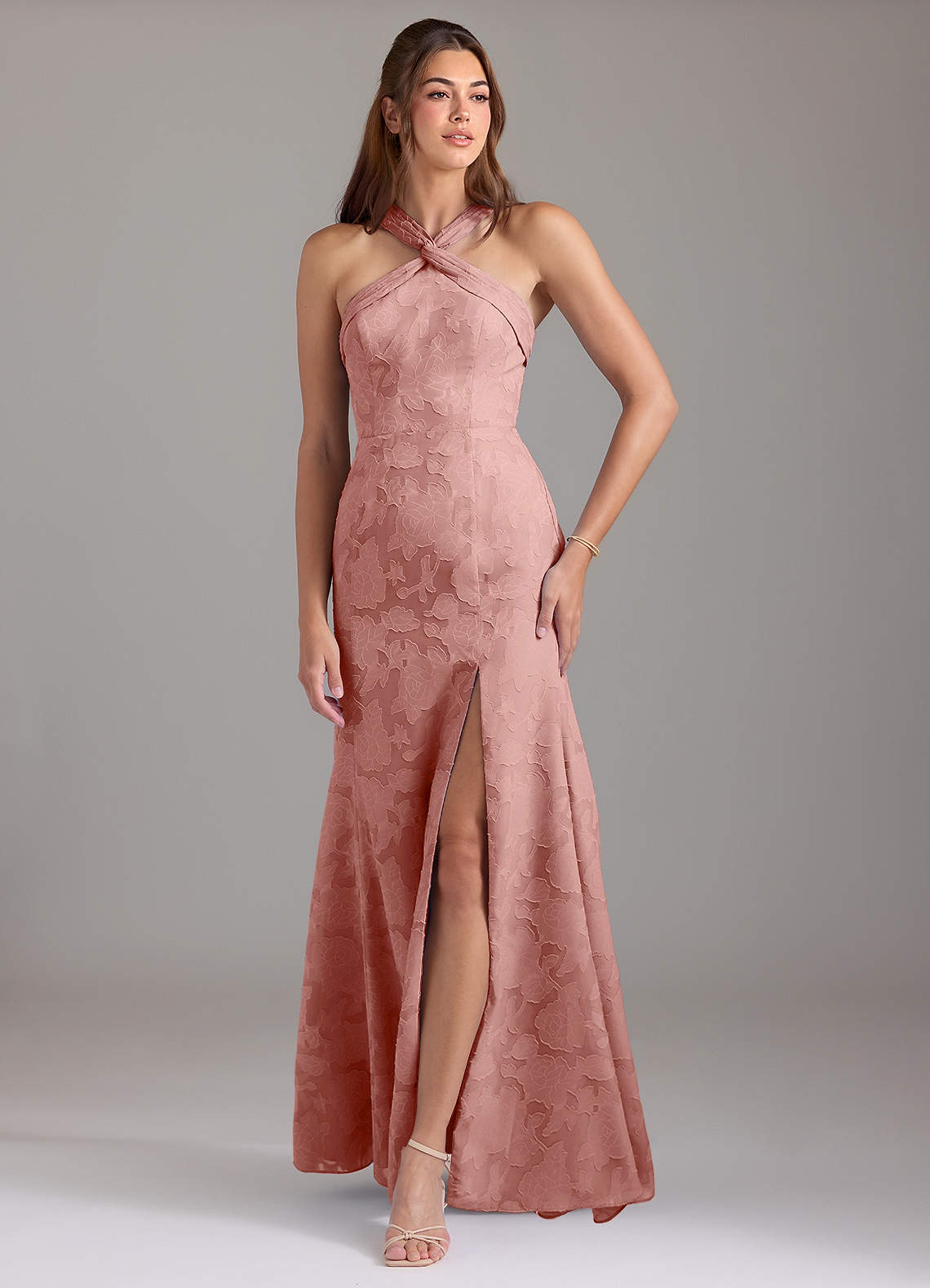 Azazie Rue Robes de demoiselle d'honneur Robe Trapèze en Blumen-Burnout Plissée Rosette image1